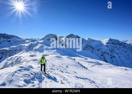 Frau backcountry Skiing aufsteigender Richtung Saalkogel, Saalkogel, Kitzbüheler Alpen, Tirol, Österreich Stockfoto
