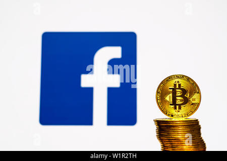 Gold Bitcoin Münzen mit der Facebook Logo auf Hintergrundbild Stockfoto