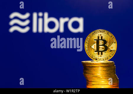 Gold Bitcoin Münzen mit der Facebook Waage Crypto Münze Logo auf Hintergrundbild Stockfoto