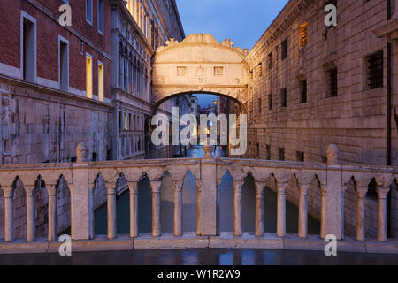 Blick von der Ponte della Paglia, Seufzerbrücke am Kanal Rio del Palazzo in Blau bei Nacht, San Marco, Venedig, Venetien, Italien Stockfoto