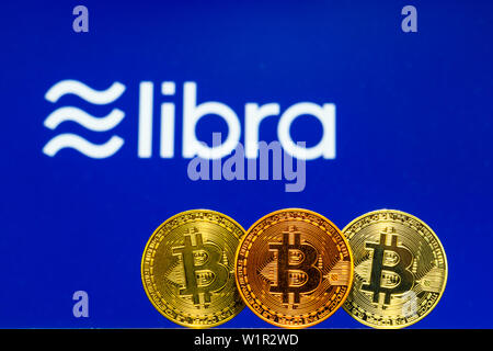 Gold Bitcoin Münzen mit der Facebook Waage Crypto Münze Logo auf Hintergrundbild Stockfoto