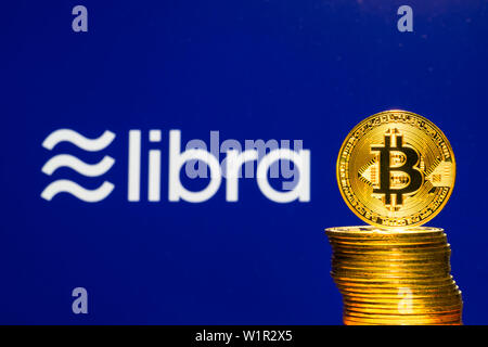 Gold Bitcoin Münzen mit der Facebook Waage Crypto Münze Logo auf Hintergrundbild Stockfoto