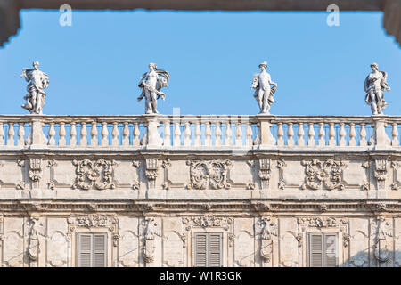 Blick von der Piazza delle Erbe an der Skulpturen auf der Palazzo Maffei, Verona, Venetien, Italien Stockfoto