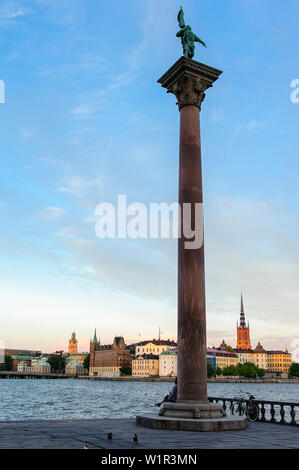 Im Garten des Stadshuset Rathaus. Altstadt im Hintergrund., Stockholm, Schweden Stockfoto