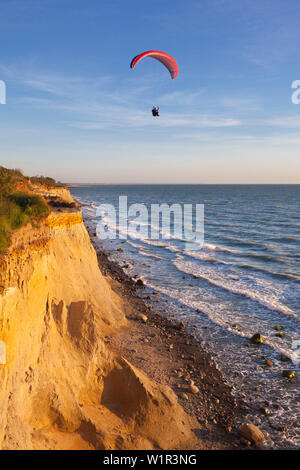 Gleitschirm an Hohes Ufer in der Nähe von Ahrenshoop, Ostsee, Mecklenburg-Vorpommern, Deutschland Stockfoto