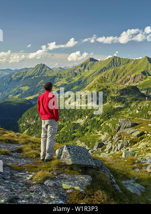 Wanderer, Blick von der Sprengung Kogel, Kitzsteinhorn, der Glocknergruppe, Nationalpark Hohe Tauern, Salzburg, Österreich Stockfoto