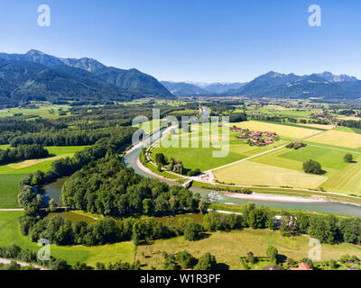 Luftaufnahme der Tiroler Ache mit dem Altwasserarm, die Uberseer Almau Bezirk, im Hintergrund der Chiemgauer Berge hoch, hoch Platte und Kamp Stockfoto