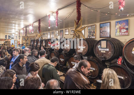 Älteste Taverne in Malaga, Antigua Casa de Guardia, seit 1840, Wein Fässer, Málaga, Andalusien, Spanien Stockfoto