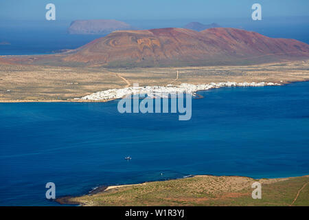 Blick vom Aussichtspunkt Mirador de Guinate bei Isla La Graciosa, Lanzarote, Kanarische Inseln, Islas Canarias, Spanien, Europa Stockfoto