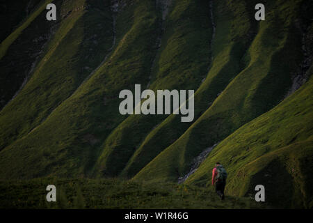 Wanderer vor Green Mountain Range, E5, Alpenüberquerung, 1. Stufe zu Kemptnerhütte Sperrbachtobel Oberstdorf, Allgäu, Bayern, Alpen, Deutschland Stockfoto