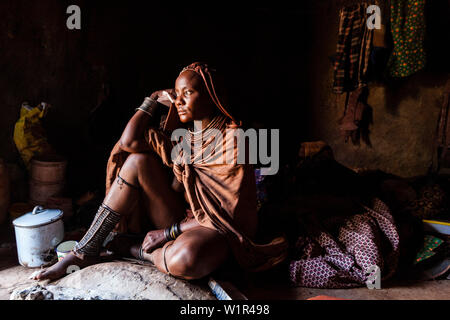 Frau Himba in ihrer Hütte, Kunene, Namibia Stockfoto