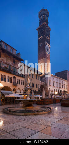 Piazza delle Erbe Platz im historischen Zentrum von Verona mit dem Brunnen der Madonna Verona und die Torre Dei Lamberti, Venetien, Italien Stockfoto