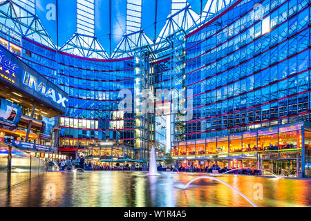 Innenraum des Sony Center, Potsdamer Platz, Berlin, Deutschland Stockfoto