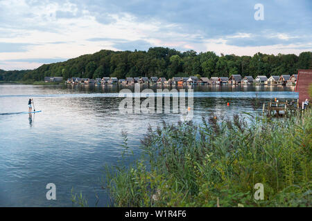 Boot Häuser am See Schweriner Innensee, Stand Up Paddling, SUP, Schwerin, Mecklenburg-Vorpommern, Deutschland, Europa Stockfoto