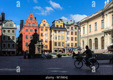 Radfahrer auf dem Hauptplatz Stortorget in der Altstadt Gamla Stan, Stockholm, Schweden Stockfoto