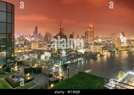 Millenium Hilton, 360 Bar auf der Dachterrasse, Skyline View Point, Chao Praya Fluss, CAT Telecom Tower, das Lebua State Tower, Skybar, Lounge, Dachterrasse, Bar, Bangkok, Stockfoto