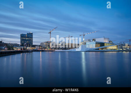 Blick über den Hafen zum berüchtigten Oper während der Blauen Stunde, die neue Oper in Oslo, Norwegen, Skandinavien, Europa Stockfoto