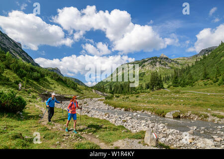 Ein Mann und eine Frau, Lechweg Wandern auf lechweg, Lech Quelle Berge, Vorarlberg, Österreich Stockfoto