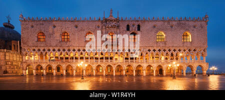 Panorama mit Blick auf den Markusplatz mit Laternen auf die beleuchtete Fassade des Dogenpalastes in der Blauen Nacht, Piazzetta San Marco, Venice, Ve Stockfoto