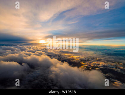 Schönen Sonnenuntergang bei einem Flug zwischen zwei Cloud-Schichten Stockfoto