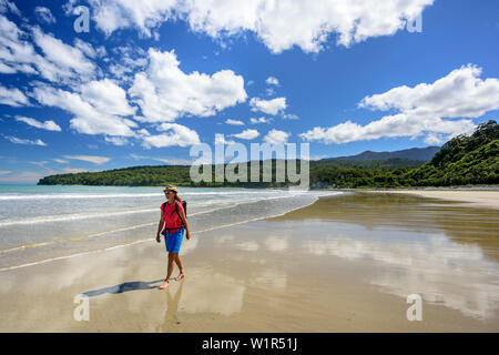 Frau Wandern am Strand, Tasman Sea, Hump Ridge, Hump Ridge Track, fiordlands Nationalpark, von der UNESCO zum Weltkulturerbe Te Wahipounamu, Süden, Süden Isla Stockfoto