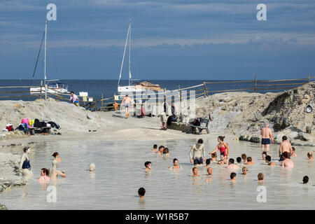 Die Leute, die Schwefel Schlammbad, Insel Vulcano, Lipari, Äolische Inseln Inseln, Meer, Mittelmeer, Italien, Europa Stockfoto