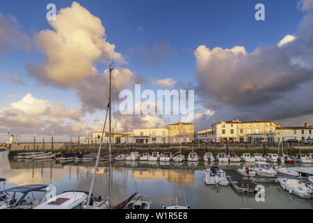 Hafen von La Flotte, Sonnenuntergang, Restaurants, Ile de Re, Nouvelle-Aquitaine, Französisch westcoast, Frankreich Stockfoto