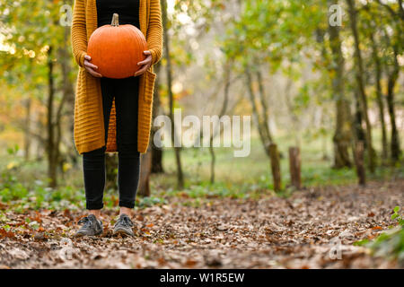 Mädchen mit Kürbis an Halloween, Hamburg, Deutschland Stockfoto