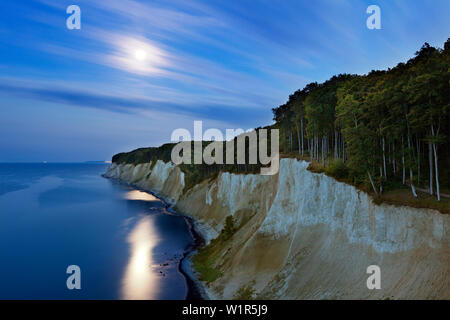 Mond über den Kreidefelsen, Nationalpark Jasmund, Rügen, Ostsee, Mecklenburg-Vorpommern, Deutschland Stockfoto