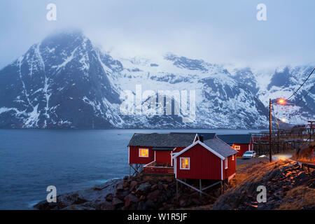 Rote hölzerne rorbu Hütten im Fischerdorf Hamnoya, Moskensoya, Lofoten, Norwegen, Skandinavien, Europa Stockfoto