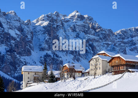 Häuser von campill mit Geisler Bereich im Hintergrund, Campill, Naturpark Puez-Geisler, UNESCO Weltnaturerbe Dolomiten, Dolomiten, Südtirol, Stockfoto