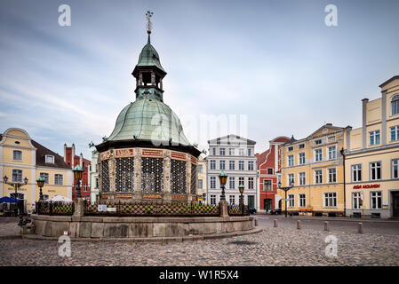 UNESCO-Welterbe Hansestadt Wismar, Wasserkunst gut vor den Gebäuden auf dem Marktplatz, Wismar, Mecklenburg-Vorpommern, Germa Stockfoto