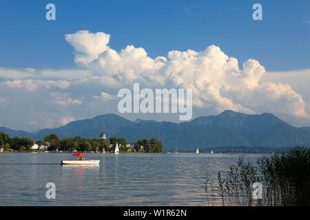 Blick auf den Chiemsee mit Fraueninsel, in der Nähe von Gstadt, Bayern, Deutschland Stockfoto