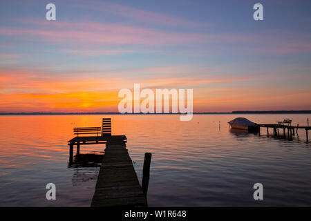 Schweriner See bei Sonnenuntergang, Mecklenburgische Seenplatte, Mecklenburg-Vorpommern, Deutschland Stockfoto