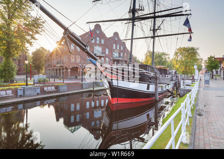 Segelboot Frederike von Papenburg im Kanal vor dem Rathaus in Papenburg, Emsland, Niedersachsen, Norddeutschland, Deutschland, Europa Stockfoto