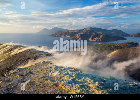 Schwefel auf dem Kraterrand des Gran Cratere, Blick von der Insel Vulcano und Lipari, Salina, Lipari, Äolische Inseln, das Tyrrhenische Meer, Mediterranea Stockfoto