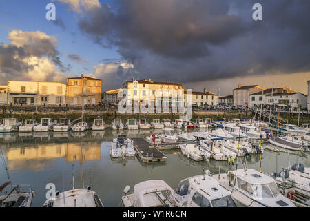 Hafen von La Flotte, Sonnenuntergang, Restaurants, Ile de Re, Nouvelle-Aquitaine, Französisch westcoast, Frankreich Stockfoto