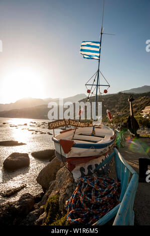Direkt am Meer am Abend mit gemalten Boot, Plakias, Kreta, Griechenland, Europa Stockfoto