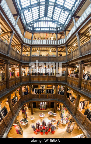 Liberty store, Interieur, Tudor Stil, Tudor Revival Architektur, Regent Street, London, England, Großbritannien Stockfoto