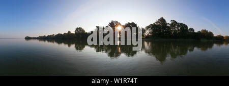 Sonnenuntergang am Schweriner See, Mecklenburgische Seenplatte, Mecklenburg-Vorpommern, Deutschland Stockfoto