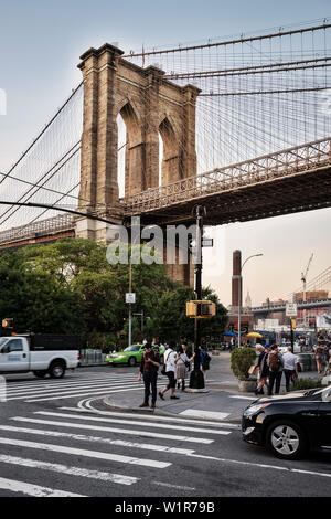 Fußgänger auf einem Mobiltelefon in einem Zebrastreifen suchen, vor der Brooklyn Bridge, Brooklyn, New York City, New York City, Vereinigte Staaten von Amerika, USA, Keine Stockfoto