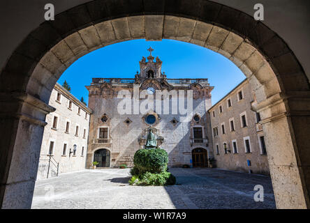 Hof, Kloster Lluc, Basilika De La Mare de Deu, Statue Pere-Joan Bischof Campins, Lluc, Tramuntana-gebirge, Mallorca, Balearen, Spanien Stockfoto