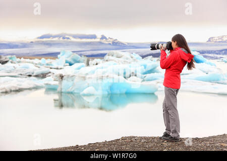 Natur Landschaft Fotograf, Fotos mit SLR-Kamera auf Island Gletscherlagune Jokulsarlon/Glacier Lake. Frau machen Fotos der schönen Natur Islands mit Vatnajökull. Stockfoto