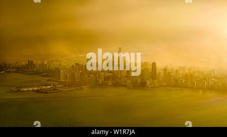 Ein Sturm deckt bis Sonnenuntergang und schafft damit eine dramatische cue Zustand während der Annäherung in Chicago, Illinois, USA Stockfoto