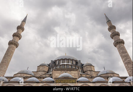 Äußere niedrigen Winkel Tag geschossen von Kuppeln Süleymaniye Moschee. Ein Ottoman Imperial Moschee auf dem dritten Hügel von Istanbul, Türkei Stockfoto