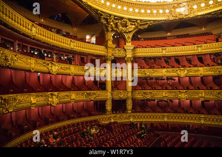 Paris, Frankreich, 22. Dezember 2014: Auditorium Innere des Palais Garnier (Opéra Garnier) in Paris, Frankreich. Stockfoto