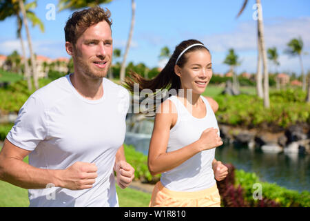 Joggen Paar Läufer zusammen im Park läuft. Aktiv Sommer Lifestyle, zwei junge Erwachsene Jogger cardio Training im City Park oder die Straße lebt gesund. Stockfoto