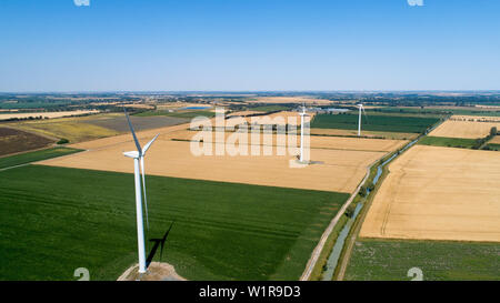Windenergieanlagen im Sumpf Poitevin, Vendee, Frankreich Stockfoto