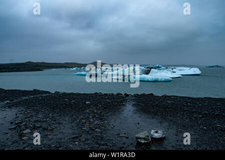 Eisberge die Gletscherlagune Jokulsarlon an einem Frühlingstag im Südosten von Island Stockfoto