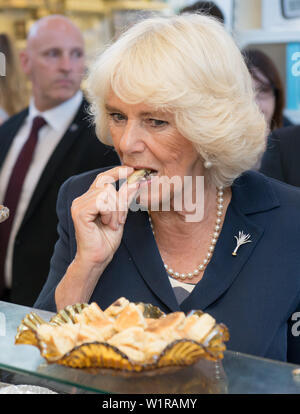 Die Herzogin von Cornwall an einer Bäckerei Abschaltdruck bei einem Besuch in Carmarthen Markt Markt Händler zu treffen und Abschaltdruck Inhaber, einschließlich Richardson's Bäckerei, die Kuchen für ihre Hochzeit in 2005 an den Prinzen von Wales. Stockfoto